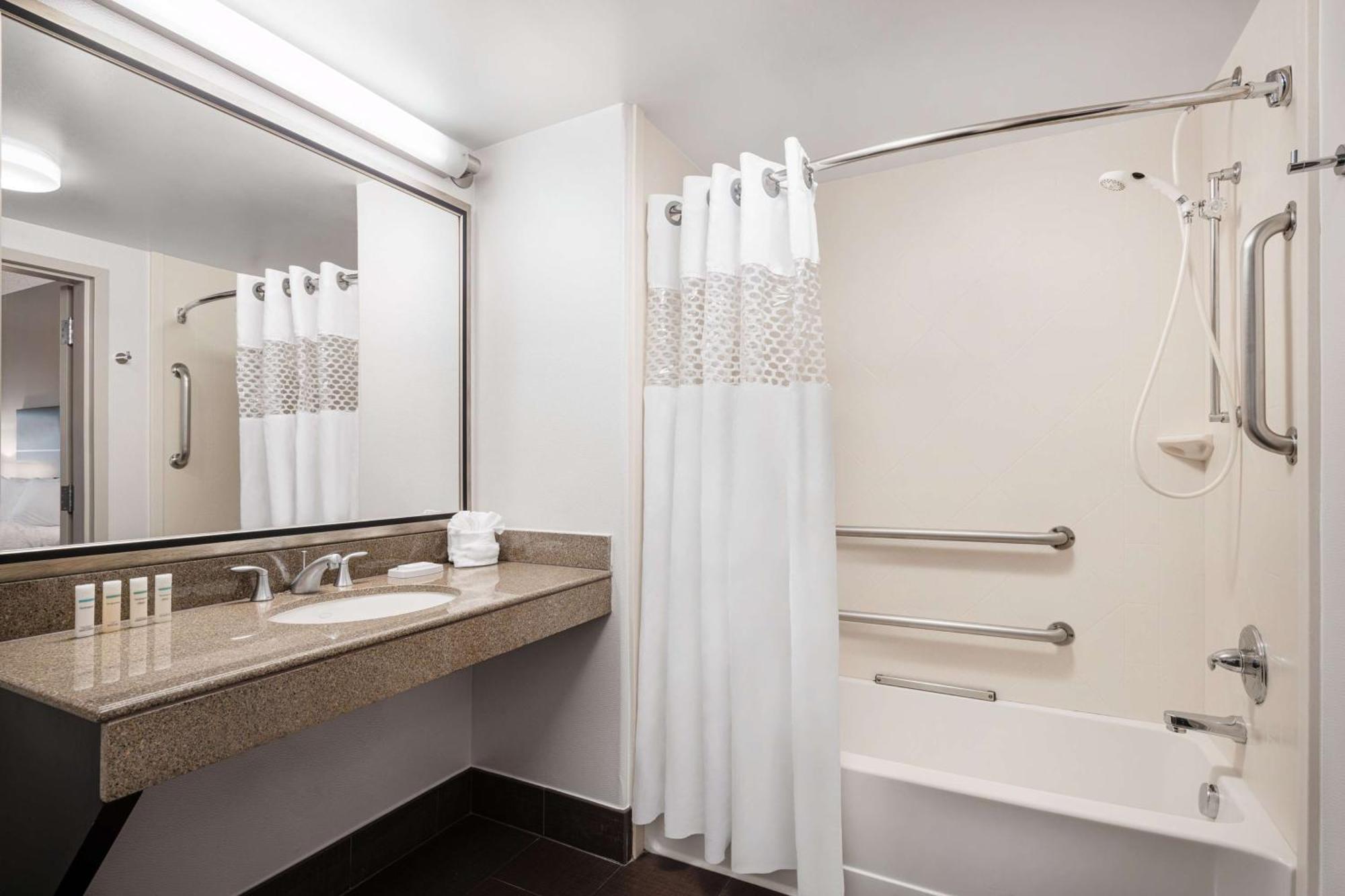 Hampton Inn Лавленд Экстерьер фото